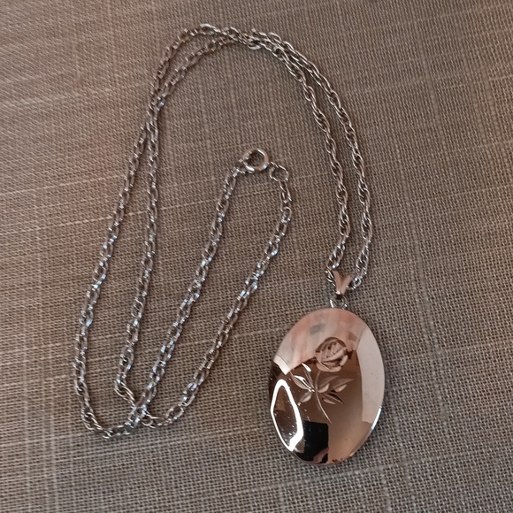 Vintage Silver Tone Etched Rose Locket Necklace 24" Long - Picture 2 of 7